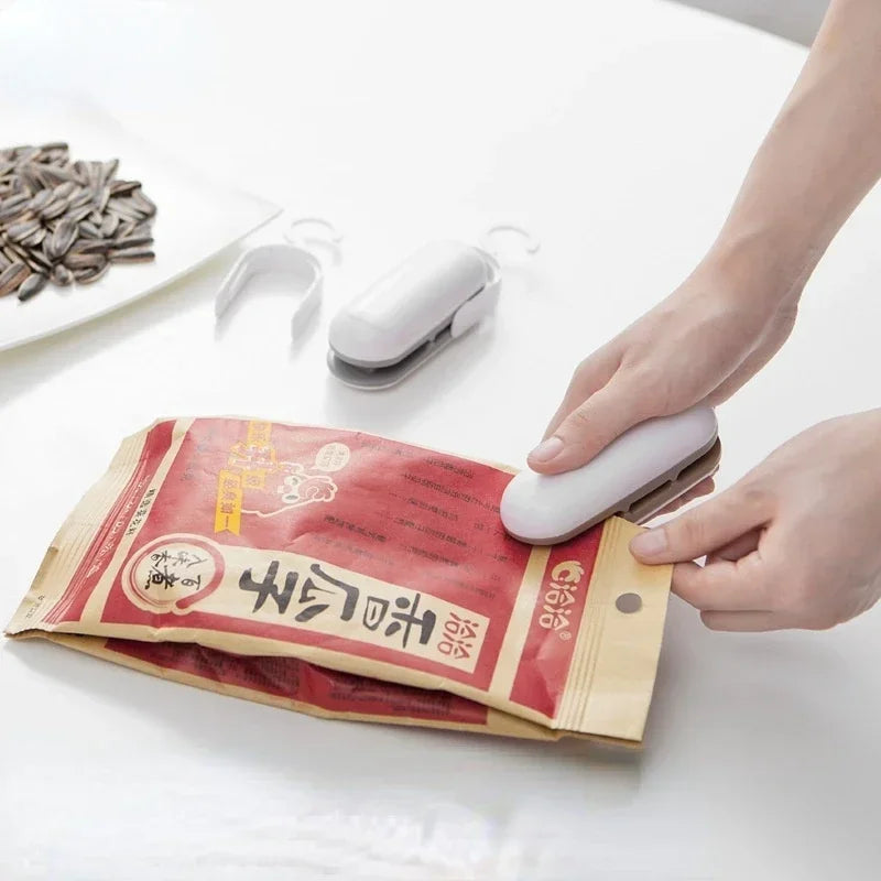 Kitchen Accessories Mini Sealing Machine Portable Heat Sealer Plastic Package Storage Bag Handy Sticker and Seals for Food Snack
