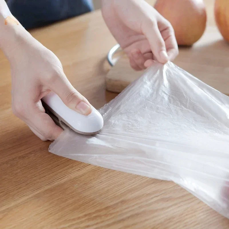 Kitchen Accessories Mini Sealing Machine Portable Heat Sealer Plastic Package Storage Bag Handy Sticker and Seals for Food Snack
